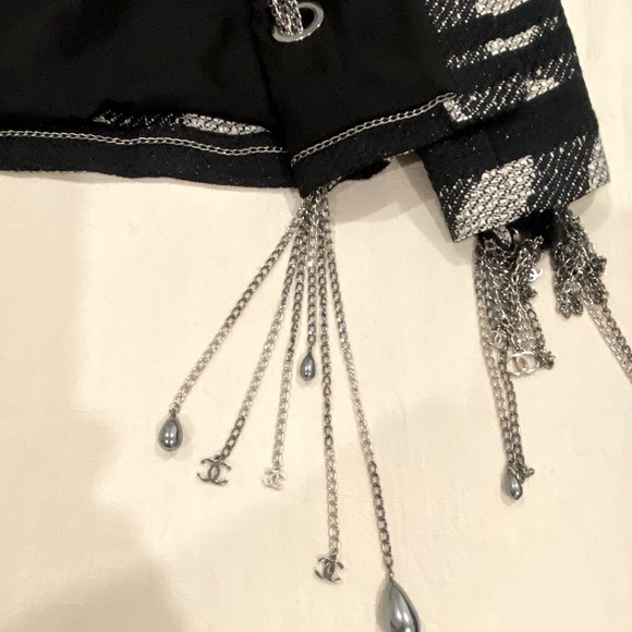CHANEL Karl Lagerfeld Tweed Jacket with CC Logo Gunmetal & Pearl Chains. EU 40 - Picture 9 of 13